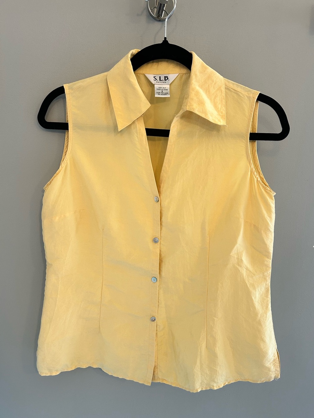 Vintage butter yellow collared sleeveless 100% silk top with shell buttons S